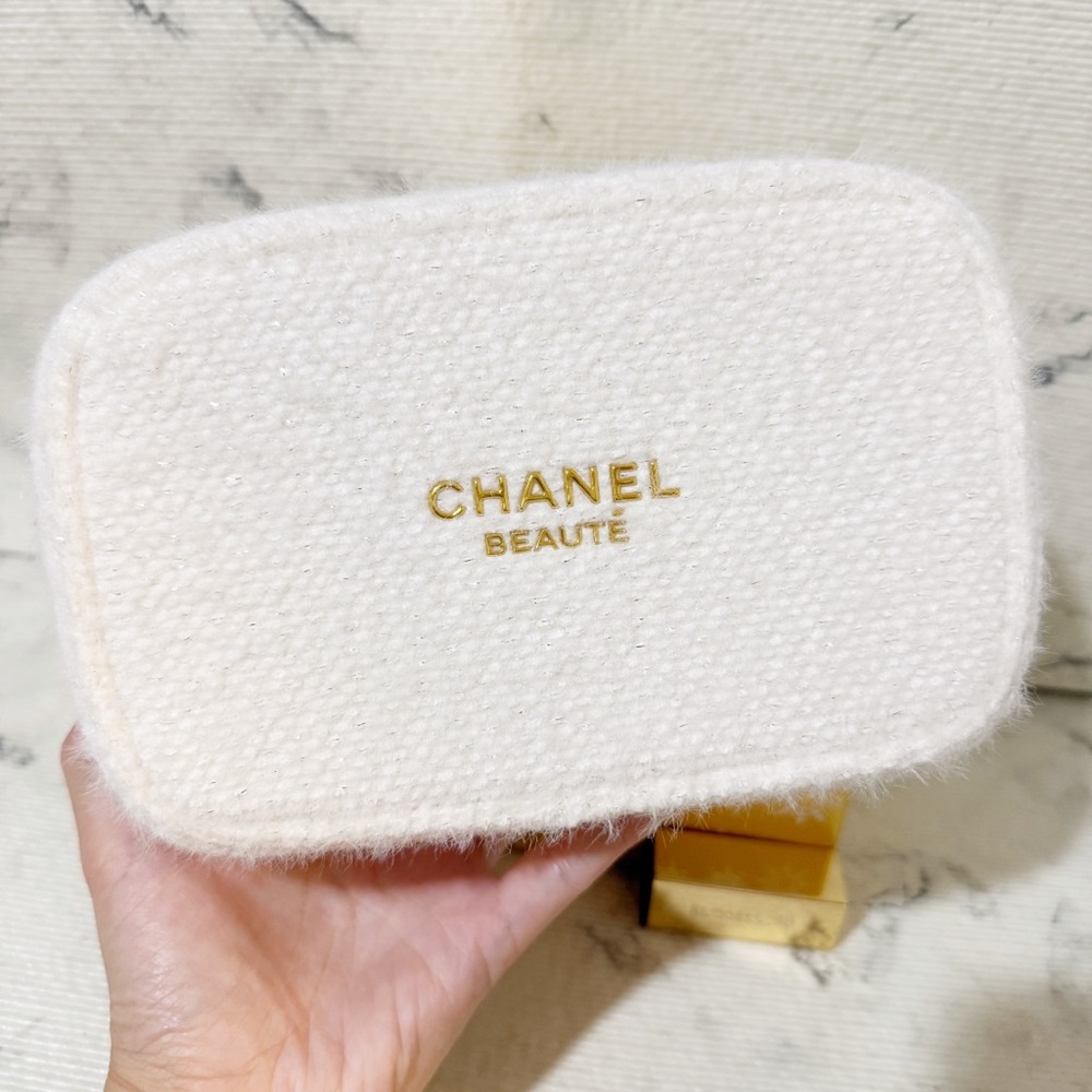 Chanel Beauty White Tweed Pouch with Gold CC Snowflake Zipper - Picture 3 of 10
